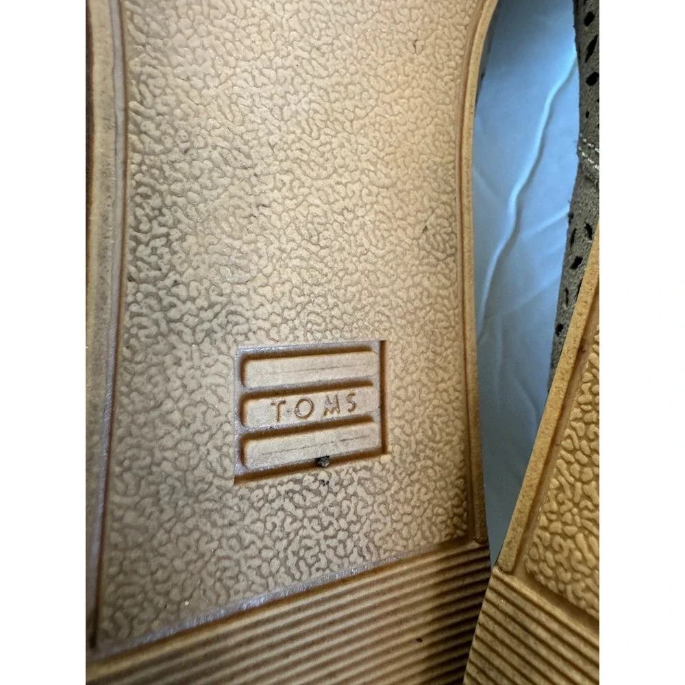 TOMS Shoes Women 7.5 Tan Jutti Suede Perforated‎ Pointed Cutout Ballet Flats